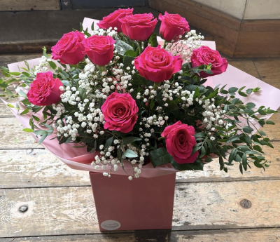 Large headed roses - Beautiful large headed roses with gypsophila and foliage.

Standard - 10 Roses 
Medium - 15 Roses 
Large - 20 Roses 
Extra Large - 25 Roses